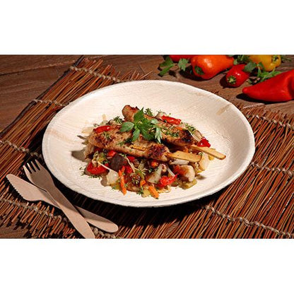 Καλαμάκι με ψητό κρέας με ανάμεικτα λαχανικά και βότανα σερβίρεται σε ένα PAPSTAR 25 πιάτο, από φύλλο φοίνικα "pure" στρογγυλό από την PAPSTAR GmbH, με φιλικά προς το περιβάλλον πιάτα μιας χρήσης και πολύχρωμες πιπεριές και λαχανικά στο φόντο.