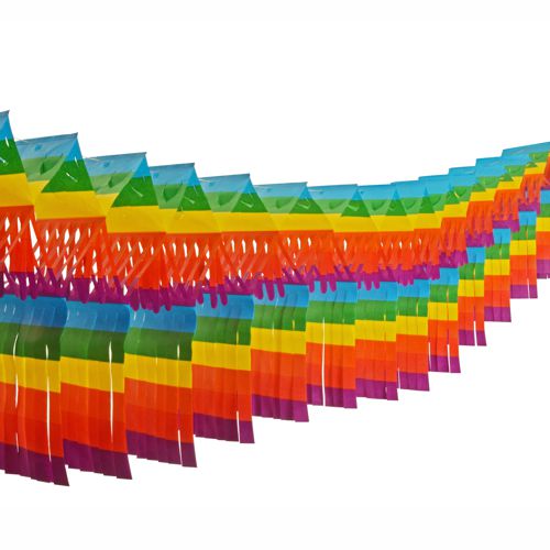 PAPSTAR GmbH Großraumgirlande Papier "Fransen", δύσκολα αναφλέξιμο (10 m x 15 cm) κρέμεται σε επικαλυπτόμενες, διαγώνιες σειρές με λωρίδες ουράνιου τόξου, που δημιουργούν μια εορταστική, ζωντανή εικόνα μπροστά από ένα λευκό φόντο.