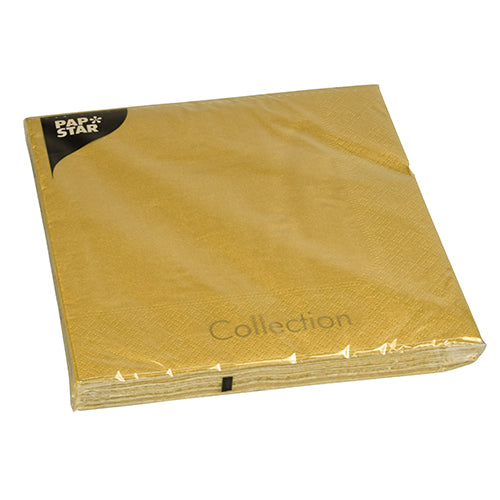 Eine Packung PAPSTAR 20 goldfarbene Servietten, 40cm x 40cm, 3-lagig, 1/4 Falz der PAPSTAR GmbH, in einer Kunststoffverpackung mit der Aufschrift „Pap Star Collection“. Die Servietten sind ordentlich gestapelt und unbenutzt.