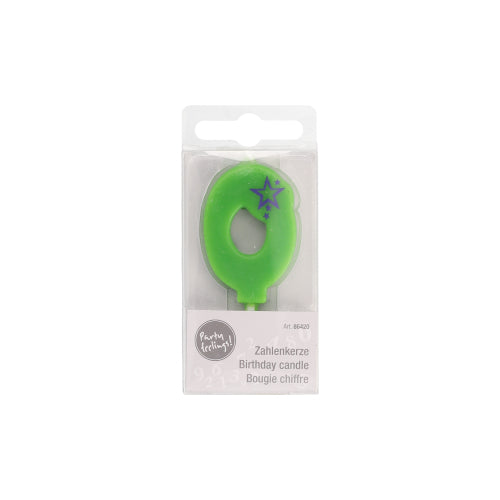 Die grüne Mini-Zahlenkerze der PAPSTAR GmbH mit 6,8 cm Durchmesser und der Zahl Null hat ein violettes Sterndesign und wird in einer transparenten Schachtel mit der mehrsprachigen Aufschrift „Geburtstagskerze“ geliefert – ideal für Ihre Geburtstagsdekoration.