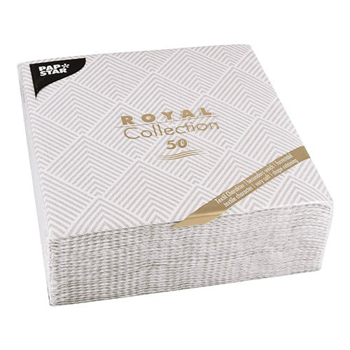 Μια συσκευασία με 50 PAPSTAR χαρτοπετσέτες "ROYAL Collection", 1/4-πτυχή, 40 x 40 cm, σε γκρι της PAPSTAR GmbH. Οι χαρτοπετσέτες είναι στοιβαγμένες και καθαρά τυλιγμένες σε διαφανή συσκευασία με το λογότυπο PAPSTAR στην επάνω πλευρά.