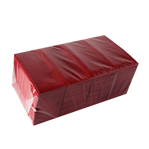 Μια στοίβα θηκών μαχαιροπήρουνων Starpak 480 από υλικό Airlaid (40x33 cm, με πτυχή για μαχαιροπήρουνα), υγιεινά συσκευασμένη σε διαφανές φύλλο, παρουσιάζεται σε λευκό φόντο.