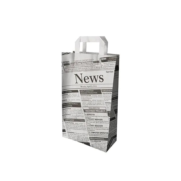 Η φιλική προς το περιβάλλον PAPSTAR 50 τσάντες μεταφοράς από χαρτί με λαβή από PAPSTAR GmbH στο σχέδιο μιας διαφημιστικής καταχώρησης εφημερίδας και τη λέξη "News" στο πλάι στέκεται μπροστά σε λευκό φόντο.