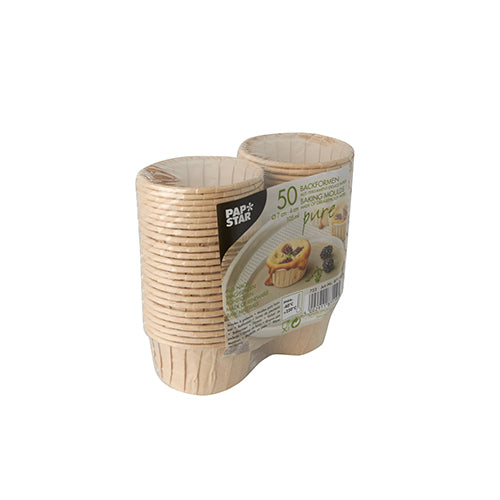 Μια συσκευασία με 50 καφέ PAPSTAR pure φόρμες ψησίματος της PAPSTAR GmbH, συσκευασμένη σε διαφανή μεμβράνη με πληροφορίες προϊόντος και εικόνες - ιδανική ως φιλική προς το περιβάλλον φόρμα ψησίματος για βιώσιμο ψήσιμο.