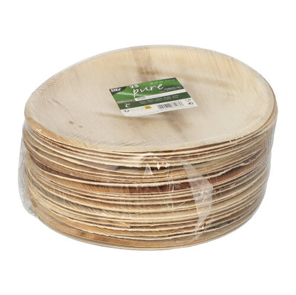 Ένας σωρός στρογγυλών PAPSTAR 25 πιάτων από φύλλο φοίνικα "pure" της PAPSTAR GmbH, συσκευασμένα σε φιλμ με πράσινη-λευκή ετικέτα - ιδανικά ως βιοδιασπώμενα, φιλικά προς το περιβάλλον πιάτα μιας χρήσης.