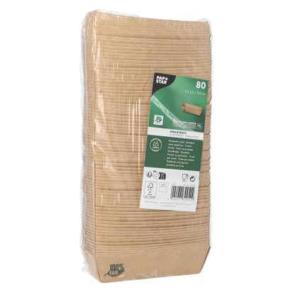 Μια σφραγισμένη συσκευασία με 80 PAPSTAR δίσκους σνακ, χαρτόνι „καθαρό“ καφέ „100% Δίκαιο“, διαστάσεων 23 x 15,5 cm, της PAPSTAR GmbH, είναι εξοπλισμένη με μια πράσινο-λευκή ετικέτα με πληροφορίες προϊόντος και σύμβολα ανακύκλωσης.