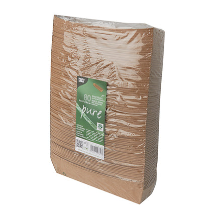 Μια σφραγισμένη συσκευασία με 80 καφέ, ορθογώνιες PAPSTAR «pure» πιατέλες σνακ από βιοδιασπώμενο υλικό με πράσινη μπροστινή ετικέτα. Τα πιάτα μιας χρήσης είναι κάθετα στοιβαζόμενα και φέρουν την ετικέτα «100% Fair» της PAPSTAR GmbH.