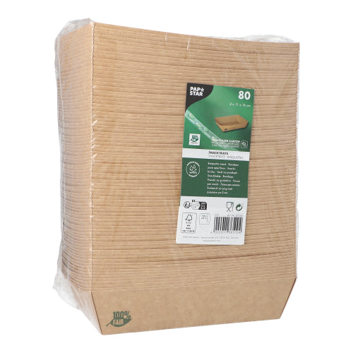 Μια σφραγισμένη συσκευασία με 80 δίσκους σνακ «pure» καφέ της PAPSTAR GmbH, κατασκευασμένη από 100% δίκαιο χαρτί - ορθογώνια, φιλικά προς το περιβάλλον, βιοδιασπώμενα πιάτα, τακτοποιημένα στοιβαγμένα με πράσινη-λευκή ετικέτα και τυλιγμένα σε διαφανές φιλμ.