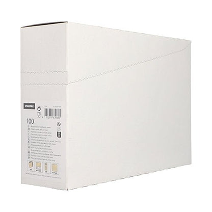 Ένα κουτί Starpak 100 θηκών μαχαιροπήρουνων (Airlaid 40 cm x 33 cm με πτύχωση μαχαιροπήρουνων) απεικονίζεται διαγώνια και διαθέτει ετικέτα προϊόντος και διάτρητο επάνω μέρος για εύκολο άνοιγμα – ιδανικό για χρήση σε εστιατόρια.