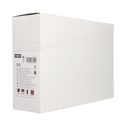 Ένα κουτί Starpak 100 θηκών μαχαιροπήρουνων Airlaid (40 x 33 cm) στέκεται όρθιο με μερικώς ανοιχτό καπάκι, αποκαλύπτοντας μια ετικέτα με κείμενο, σύμβολα και γραμμωτούς κώδικες. Χρησιμοποιείται συχνά σε εστιατόρια για την οργάνωση θηκών μαχαιροπήρουνων μπροστά από ένα απλό λευκό φόντο.