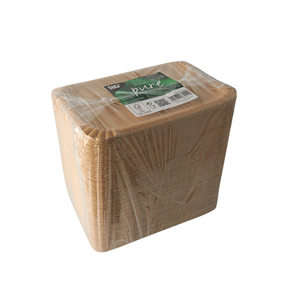 Ein Stapel quadratischer, umweltfreundlicher PAPSTAR 250 Teller "pure" weißer Pappteller der PAPSTAR GmbH, hergestellt aus Frischfaserkarton und verpackt in klarem Kunststoff mit grün-weißem Top-Label.