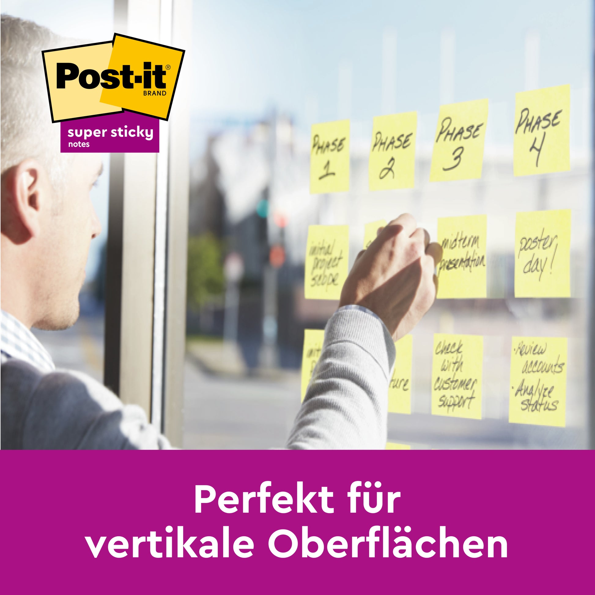 Jemand legt eine gelbe Post-it® Super Sticky 100% Recycling Note (76x76mm, 70 Blatt, PEFC) von 3M Deutschland GmbH auf eine Glasscheibe voller Notizen. Das Bild unterstreicht ihren starken Halt an vertikalen Oberflächen.