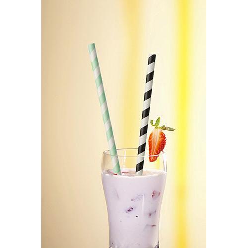Σε ένα ποτήρι με ροζ milkshake, παγωτό, κομμάτια φρούτων και μια φράουλα διακόσμηση υπάρχουν δύο PAPSTAR 100 καλαμάκια χαρτί Ø 6 mm (από την PAPSTAR GmbH), ένα με πράσινες ρίγες και ένα με μαύρες ρίγες.