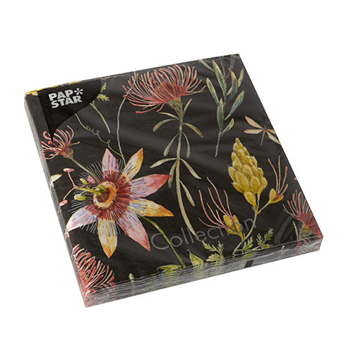 Ένα πακέτο PAPSTAR 20 χαρτοπετσέτες, 33x33 cm, 3-στρώσεων, Σχέδιο Σετ 4 από PAPSTAR GmbH παρουσιάζει ζωντανά λουλουδένια μοτίβα σε μαύρο φόντο. Το λογότυπο "Papstar" βρίσκεται στην επάνω αριστερή γωνία. Οι χαρτοπετσέτες είναι συσκευασμένες σε διαφανές πλαστικό.