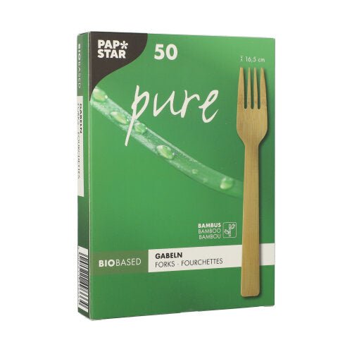 Ένα πράσινο κουτί πιρουνιών από μπαμπού "pure", 16,5 cm, φιλικό προς το περιβάλλον της PAPSTAR GmbH σε δίσκο από χαρτόνι (50 τεμάχια), με εικόνα πιρουνιού από μπαμπού και σταγόνες νερού σε κορμό μπαμπού στην μπροστινή πλευρά.