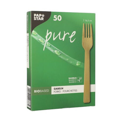 Ένα πράσινο κουτί πιρουνιών από μπαμπού "pure", 16,5 cm, φιλικό προς το περιβάλλον της PAPSTAR GmbH σε δίσκο από χαρτόνι (50 τεμάχια), με εικόνα πιρουνιού από μπαμπού και σταγόνες νερού σε κορμό μπαμπού στην μπροστινή πλευρά.