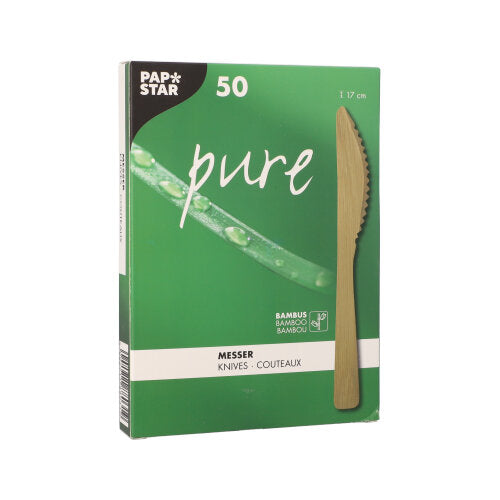 Το πράσινο κουτί του PAPSTAR μαχαιριού από μπαμπού "pure" (17 εκ., 50 κομμάτια) της PAPSTAR GmbH δείχνει ένα μαχαίρι από μπαμπού με λαβή. Η πολυγλωσσική συσκευασία το διαφημίζει ως φιλικό προς το περιβάλλον και σταθερό - τέλειο φιλικό προς το περιβάλλον μαχαιροπίρουνο.