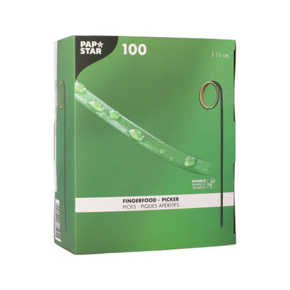 Die grüne Box "PAPSTAR 100 Fingerfood - Picker" der PAPSTAR GmbH enthält 11 cm lange Bambuspickel für Fingerfood, ist FSC-zertifiziert und zeigt auf der Verpackung einen Bambuspickel mit Wassertropfen.