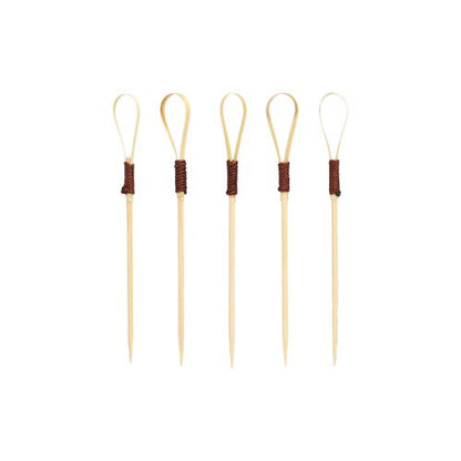 Σαράντα PAPSTAR Fingerfood Picker 10 cm "Loop" Cocktail Picks της PAPSTAR GmbH, ιδανικά για σνακ και fingerfood, χαρακτηρίζονται από μοναδικό σχεδιασμό Loop με τμήματα τυλιγμένα σε σκούρο καφέ, τα οποία είναι τοποθετημένα όρθια μπροστά από ένα απλό λευκό φόντο.