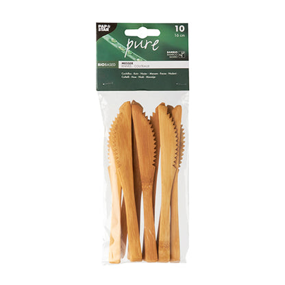 Σε μια διαφανή πλαστική συσκευασία περιέχονται 10 PAPSTAR μαχαίρια από μπαμπού "pure" (16 cm), φιλικά προς το περιβάλλον και σταθερά, τοποθετημένα κάθετα με το εμπορικό σήμα της PAPSTAR GmbH στην κορυφή.