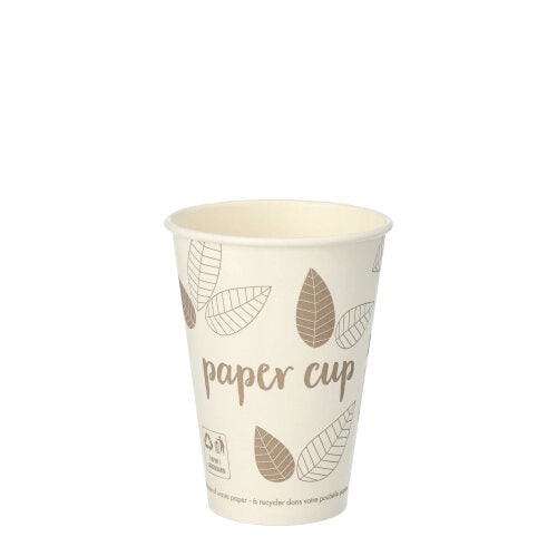 Ein beiger PAPSTAR 80 Trinkbecher, Pappe „pure“ der PAPSTAR GmbH, mit Blättermuster und „Paper Cup“-Aufdruck, steht aufrecht auf weißem Untergrund – ideal als umweltfreundlicher Einwegbecher.