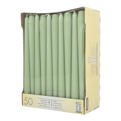 Ένα χάρτινο κουτί δείχνει 50 Starpak Leuchterkerzen (Ø 2,2 cm - 25 cm) λευκά με μεγάλη διάρκεια καύσης, τοποθετημένα όρθια σε σειρές. Το μπροστινό μέρος είναι ανοιχτό για να βλέπουμε τα κεριά. Στα πλάγια είναι τυπωμένες οι πληροφορίες προϊόντος και η μάρκα Starpak.