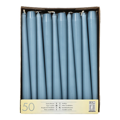 Ένα χάρτινο κουτί με 50 κεριά Starpak (Ø 2,2 cm - 25 cm), τα οποία είναι τοποθετημένα όρθια σε σειρές, με μια ετικέτα στο μπροστινό μέρος που αναγράφει τις τεχνικές προδιαγραφές και τη μεγάλη διάρκεια καύσης για μακροχρόνια χρήση.