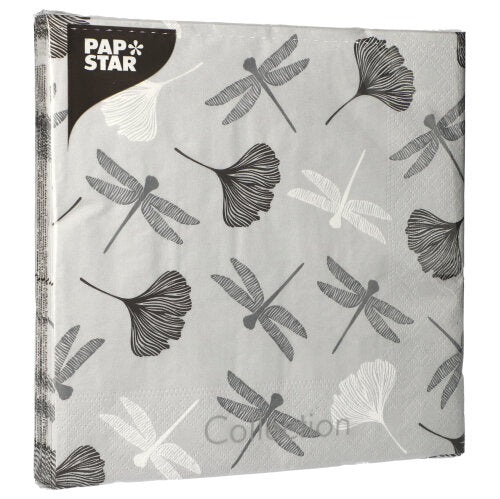 Eine graue, 3-lagige Papierserviette der PAPSTAR GmbH im Format 40 x 40 cm mit einem sich wiederholenden Muster aus schwarzen, weißen und grauen Libellen und Ginkgoblättern. Das „PAPSTAR“-Logo ist in der oberen linken Ecke aufgedruckt. Die Packung enthält 20 Servietten.