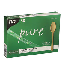 Eine grüne "pure"-Box der PAPSTAR GmbH enthält 50 umweltfreundliche Fingerfood-Löffel aus Bambus (9,5 cm) in einer Faltschachtel; die Verpackung zeigt Wassertropfen auf einem Blatt.