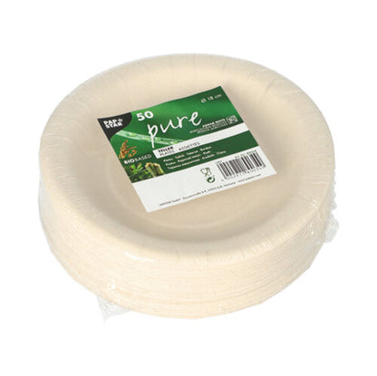 Μια στοίβα λευκών, στρογγυλών πιάτων μιας χρήσης τύπου PAPSTAR 50 πιάτο «καθαρό», κατασκευασμένα από γεωργικά υπολείμματα, βιοδιασπώμενα και φιλικά προς το περιβάλλον, τυλιγμένα σε πλαστικό φιλμ και με πράσινο-λευκή ετικέτα της PAPSTAR GmbH.