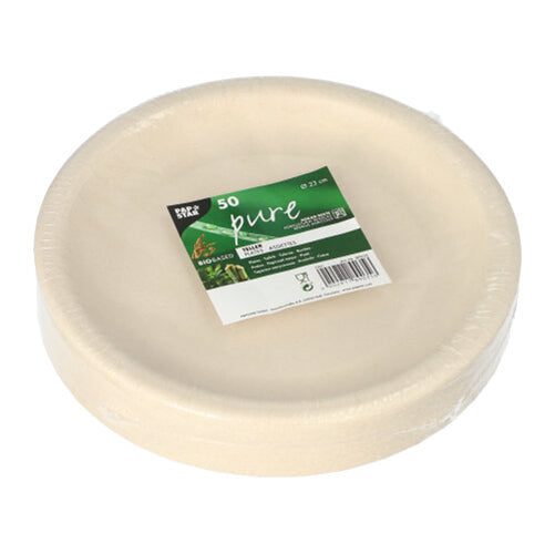 Μια στοίβα στρογγυλών, λευκών πιάτων μιας χρήσης από αγροτικά υπολείμματα της PAPSTAR GmbH, τυλιγμένα σε φιλμ με πράσινο-λευκή ετικέτα «50 καθαρό» και πληροφορίες προϊόντος.