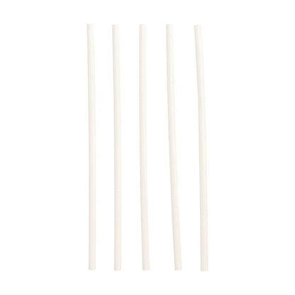 Πέντε PAPSTAR 100 καλαμάκια από χαρτί (Ø 6 mm) από την PAPSTAR GmbH είναι τοποθετημένα κάθετα σε απλό λευκό φόντο σε σειρά.