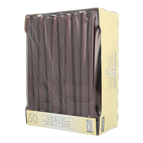 Ein beiger Starpak-Karton mit Produktangaben auf der Seite und der Vorderseite enthält 50 dunkelviolette Leuchterkerzen (Ø 2,2 cm, 25 cm) in einer durchsichtigen Kunststoffverpackung.
