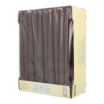 Ένα μπεζ κουτί Starpak με πληροφορίες προϊόντος στο πλάι και στο μπροστινό μέρος περιέχει 50 σκούρα μοβ Leuchterkerzen (Ø 2,2 cm, 25 cm) σε μια διαφανή πλαστική συσκευασία.