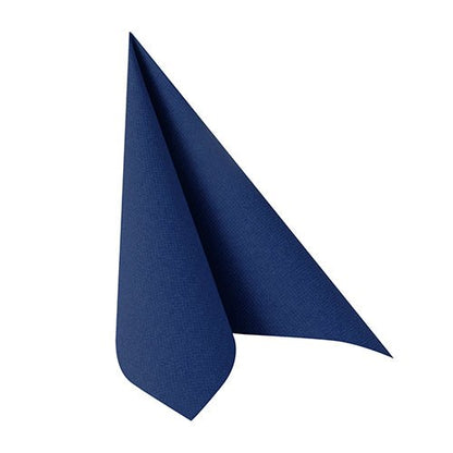 Μια PAPSTAR 50 χαρτοπετσέτες «ROYAL Collection» με πτυχή 1/4, 40 x 40 εκ., σκούρο μπλε, από PAPSTAR Η GmbH είναι διπλωμένη κάθετα σχηματίζοντας ένα οξύγωνο τρίγωνο πάνω σε λευκό φόντο και αναδεικνύει την κομψότητα του στυλ της Royal Collection.