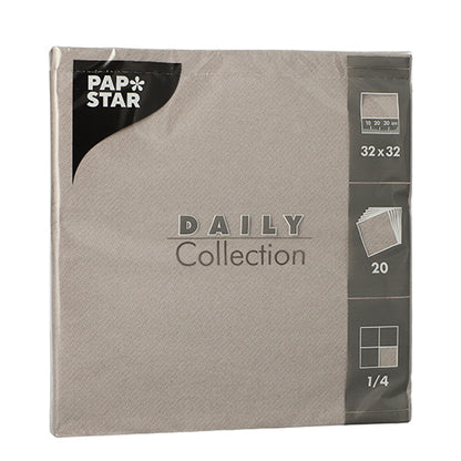 Οι 20 χαρτοπετσέτες "DAILY Collection" (32x32 cm, 1/4-πτυχή) της PAPSTAR GmbH έρχονται σε κομψή ανοιχτό καφέ συσκευασία με ασημένιο και λευκό κείμενο, τέλειες για κομψή διακόσμηση τραπεζιού.