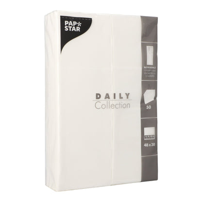 Μια συσκευασία με 50 χαρτοπετσέτες "DAILY Collection" (48 cm x 30 cm, πτυχή μαχαιροπίρουνου) της PAPSTAR GmbH περιέχει λευκές χαρτοπετσέτες με πληροφορίες προϊόντος και εικόνες στη δεξιά πλευρά της συσκευασίας.