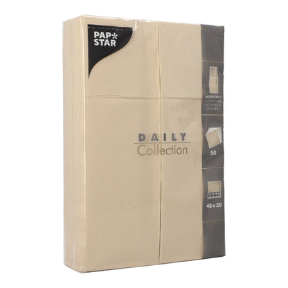 Μια συσκευασία με 50 PAPSTAR χαρτοπετσέτες "DAILY Collection" (48 x 30 cm, πτυχή μαχαιροπίρουνου) της PAPSTAR GmbH, με εικόνες προϊόντων στη συσκευασία.