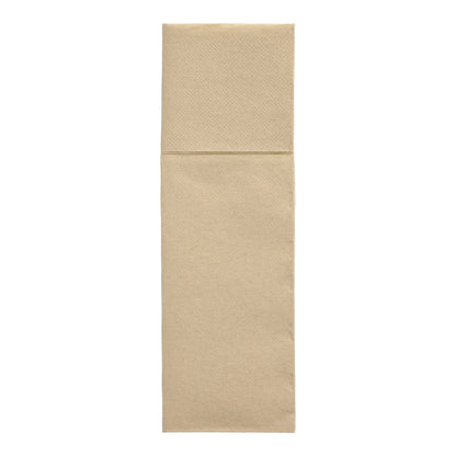 Μια καφέ PAPSTAR συσκευασία 50 χαρτοπετσετών "DAILY Collection" (48 x 30 cm, πτυχή μαχαιροπίρουνου) της PAPSTAR GmbH, διπλωμένη κατά μήκος και παρουσιασμένη σε λευκό φόντο.