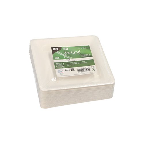 Μια στοίβα PAPSTAR GmbH PAPSTAR 50 πιάτων, από ζαχαροκάλαμο "pure", τετράγωνα λευκά, βιοδιασπώμενα πιάτα μιας χρήσης, μέγεθος 15,5 x 15,5 εκ., τυλιγμένα σε πλαστική μεμβράνη με πράσινη-λευκή ετικέτα με την επιγραφή "50 κομμάτια".
