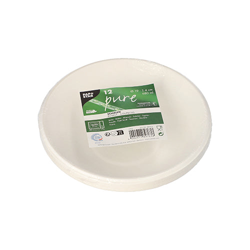 Ένας σωρός από δώδεκα PAPSTAR 12 μπολ, ζαχαροκάλαμο "καθαρό" της PAPSTAR GmbH, λευκά, στρογγυλά, φιλικά προς το περιβάλλον πιάτα μιας χρήσης, τυλιγμένα σε πλαστικό με μια πράσινη-λευκή ετικέτα με λεπτομέρειες προϊόντος καθώς και σύμβολα για ανακύκλωση και κομποστοποίηση (βιοδιασπώμενα).