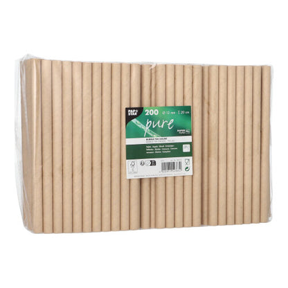 Μια διαφανής συσκευασία με 200 PAPSTAR καλαμάκια Bubble Tea "pure" (12 mm x 20 cm, καφέ, φιλικά προς το περιβάλλον) της PAPSTAR GmbH, συσκευασμένα σε μεμβράνη με πράσινη-λευκή ετικέτα με πληροφορίες προϊόντος και οικολογικά σύμβολα. Καφέ καλαμάκια στέκονται καθαρά στο εσωτερικό.