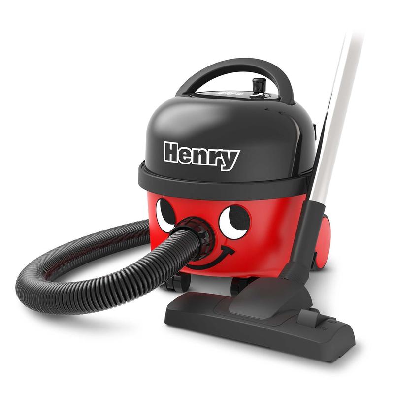 Η ηλεκτρική σκούπα Henry Compact HVR160-11 της Numatic International GmbH είναι μια κόκκινο-μαύρη σκούπα με το όνομα "Henry" στην κορυφή, ένα χαμογελαστό πρόσωπο, έναν ευέλικτο σωλήνα και ένα ασημί-μαύρο εξάρτημα βάσης.