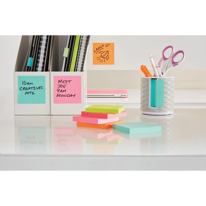 Ένα τακτοποιημένο γραφείο με Post-it® Super Sticky Z-Notes (76 x 127 mm, 100% PEFC) της 3M Deutschland GmbH για επισημασμένους φακέλους, βοηθήματα μνήμης στον τοίχο και στο γραφείο, καθώς και μια θήκη με στυλό, ψαλίδια και πολύχρωμα μπλοκ σημειώσεων.