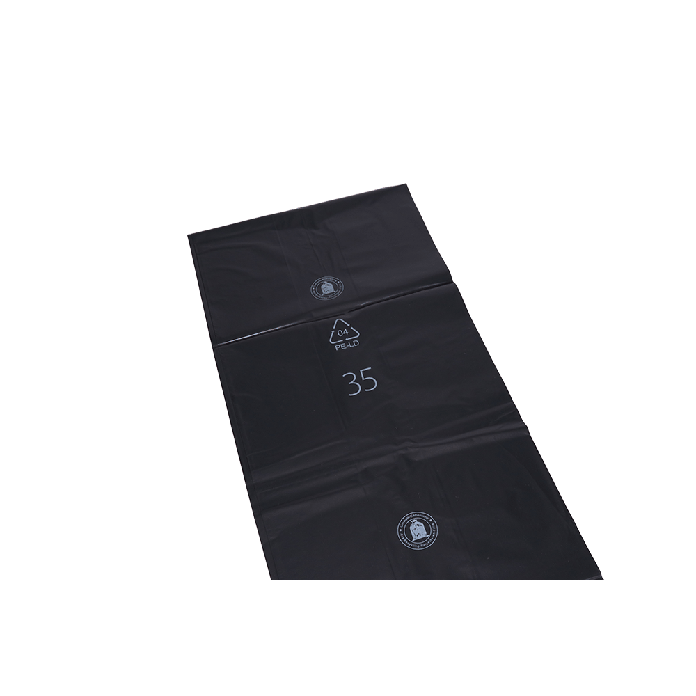Επίπεδες, ορθογώνιες σακούλες απορριμμάτων DEISS 95076 από την EMIL DEISS KG (GmbH + Co.) από ανθεκτικό μαύρο πλαστικό, τυπωμένες με λευκά σύμβολα και τον αριθμό 35, βρίσκονται σε λευκό φόντο - ιδανικές για εμπορική διάθεση απορριμμάτων.