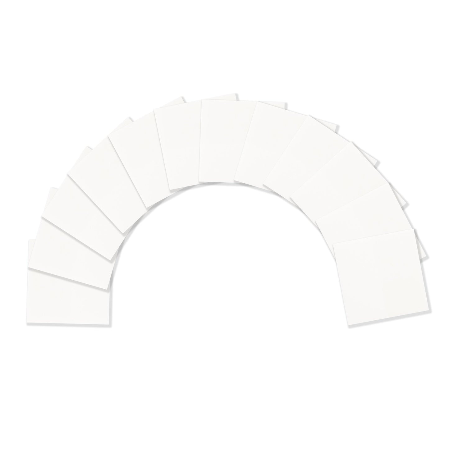 Μια σειρά από Post-it® Transparent Notes της 3M Deutschland GmbH (73 mm x 73 mm, 36 φύλλα/μπλοκ, 12 μπλοκ/συσκευασία) είναι τοποθετημένα σε ένα φύλλο με λευκό φόντο, με τα επιμέρους σημειώματα να επικαλύπτονται ελαφρά.