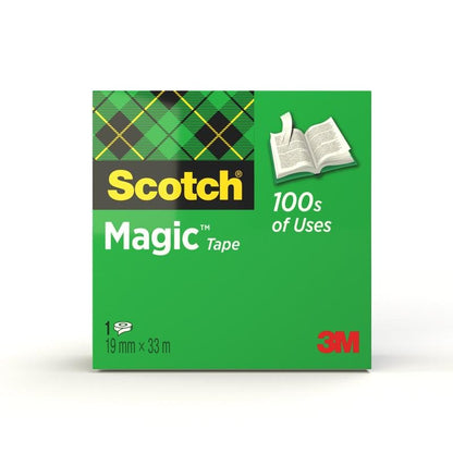 Ένα πράσινο κουτί Scotch® Magic™ Αόρατης Ταινίας της 3M Deutschland GmbH με καρό σχέδιο, γραφικό ενός ανοιχτού βιβλίου, το κείμενο "100s of Uses" και μέγεθος 19 mm x 33 m.