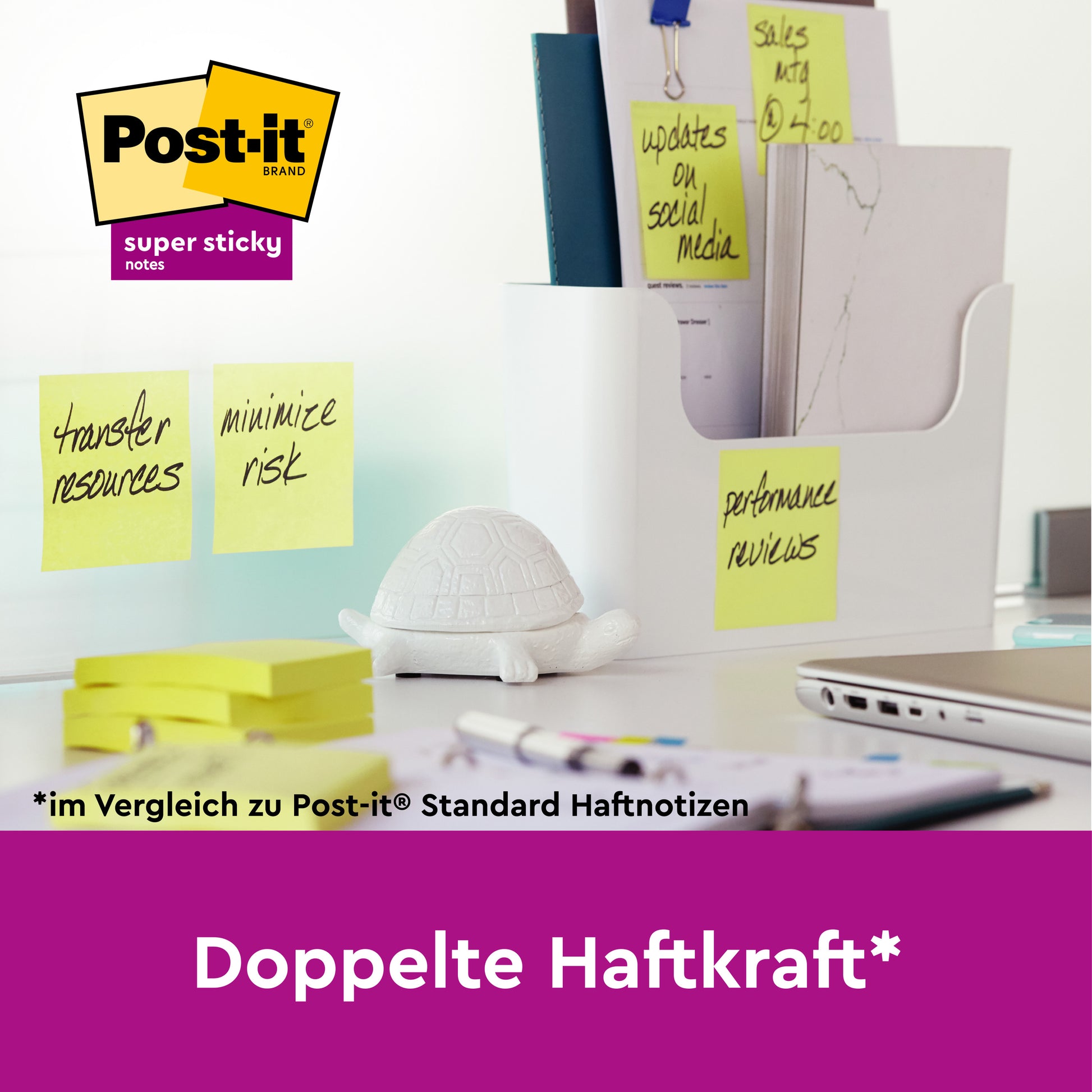 Auf einem Schreibtisch liegen die Post-it® Super Sticky 100 % Recycling Notes (76x76 mm, 70 Blatt, 100 % PEFC) der 3M Deutschland GmbH auf einer Glasfläche und einem Organizer mit Papieren und einer Keramik-Schildkröte. Auf den Zetteln steht "Ressourcen übertragen", "Risiko minimieren", "Leistungsbeurteilung".