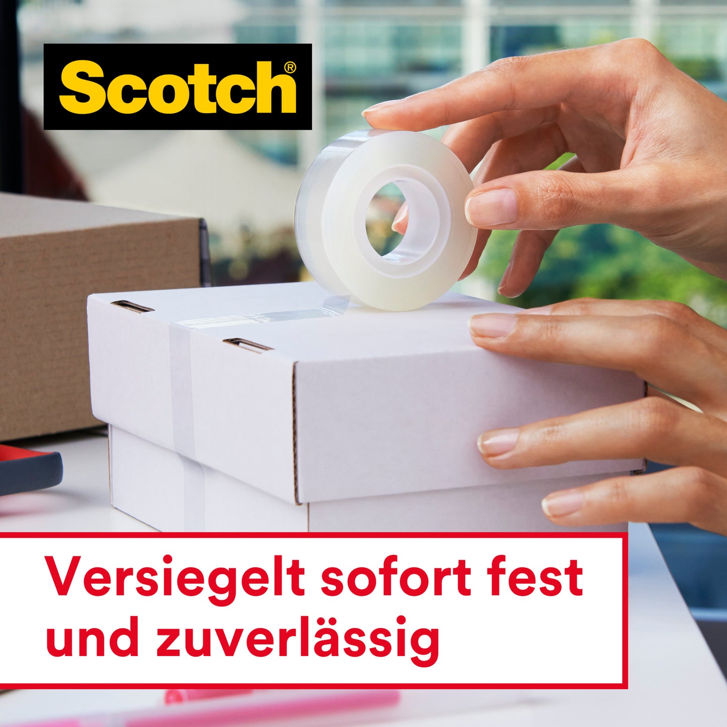 Eine Person verschließt einen weißen Karton mit Scotch® Crystal Klebeband, transparent, 1 Rolle (19 mm x 33 m) der 3M Deutschland GmbH. Das Band wird mit der Hand angebracht. Der Text lautet "Versiegelt sofort fest und zuverlässig", das Scotch-Logo ist sichtbar.