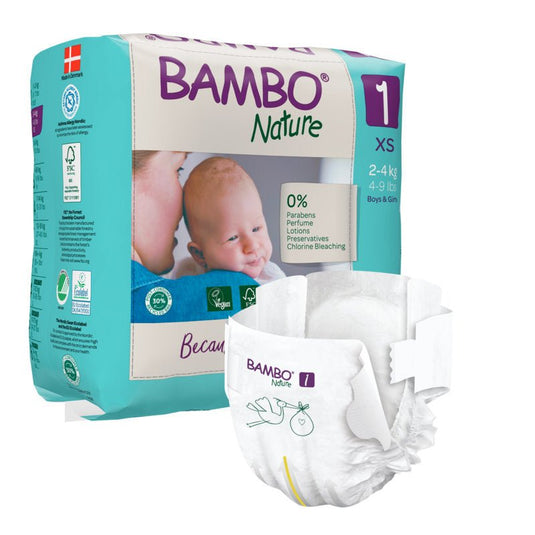 Μια συσκευασία Bambo Nature της Abena Re-Seller GmbH για μωρά βάρους 2-4 kg παρουσιάζεται με μια φωτογραφία μωρού πάνω στη συσκευασία. Στην μπροστινή όψη απεικονίζεται μια πάνα, η οποία αναδεικνύει τον φιλικό προς το περιβάλλον σχεδιασμό της, το λογότυπο της μάρκας και τα βιώσιμα υλικά.